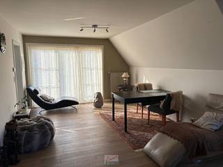 🏡 Betaalbaar én instapklaar wonen op een toplocatie? Dit is je kans!<br /><br />Ben jij op zoek naar je eerste eigen stek, een slimme investering of een gezellig appartement ( 90m² volgens EPC ) zonder renovatiezorgen? Zoek niet verder! Aan de Hippodroomstraat – rustig gelegen op een absolute topligging tussen Harelbeke en Kortrijk – vind je dit lichte en instapklare 2-slaapkamer appartement. 🌟<br />En het beste? Het komt met een héél grote troef onder de motorkap... 👇<br /><br />✨ Waarom dit jouw droomappartement is:<br />🚗 XXL Garage (+/- 25 m²): Ideaal voor je auto én perfect te combineren als extra stockageplaats/berging.<br />🅿️ Private parking: Altijd je eigen parkeerplek zó voor de garage.<br />☀️ Dubbel genieten: Niet één, maar 2 terrasjes (Oost- en Zuidkant)! Geniet van je koffie in de ochtendzon en ontspan later op de dag.<br />🌱 Energiezuinig &amp; Toekomstproof: Met een prachtig EPC-label B (geen renovatieplicht!) en een goedgekeurde elektriciteit tot maar liefst 2048, woon je hier zorgeloos.<br />📍 Toplocatie (Mobiscore 8,7/10): Alles dichtbij, maar toch rustig gelegen.<br />🧼 Praktisch comfort: Ruime slaapkamers, een apart toilet én het gebouw is tiptop in orde (geen grote werken gepland!).<br />🔑 Direct verhuizen?<br />Het appartement is volledig instapklaar en beschikbaar bij de akte. Dozen uitpakken en genieten maar!<br /><br />Troeven/Tips :<br />- Lift gerenoveerd en in perfecte staat<br />- Een Power Inductiekookplaat in de keuken<br />- Spouwen worden geisoleerd, kosten reeds betaald.<br />- Mogelijkheid tot plaatsen van een laadpaal in de garage. <br /><br />Onze walkly <strong>doorloop video</strong>, klik <strong>hier</strong> !! <br /><br />📞 Snel gaan kijken?<br />De bezoeken kunnen vlot worden georganiseerd, want wij hebben de sleutel al klaarliggen! 😉<br />Maak vandaag nog je afspraak:<br />📱 Bel 056/705262 (optie verkoop) en mis deze unieke kans niet!<br /><br /><u>Wettelijke info : </u><br />EPC : 187 kWh/m². - B-label, geldig tot 03 augustus 2030<br />Stedenbouw : Geen beschermd monument, niet op inventaris, Vergunning uitgereikt, Woongebied, Geen dagvaarding uitgebracht, Geen voorkooprecht ruimtelijke ordening aanwezig, Verkavelingsvergunning, geen overstromingsgebied, niet gelegen in afgebakend oevergebied.<br />Watertoets : P en G-score : B en A, geen natte voeten hier dus.<br />Maatregelenregister : geen nadelige maatregelen gekend<br />Vrij : bij akte<br />Asbest : <strong>Asbestveilig</strong>, bouwjaar 1988.<br />Niet-geindexeerd KI (basis voor berekening jaarlijkse onroerende voorheffing) : 934 euro<br /> 