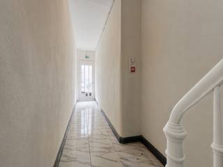 <span><span>Gerenoveerd gebouw met 3 conforme en gekeurde appartementen nabij het centrum van Oostende. Bestaande uit een gelijkvloers appartement met 1 slaapkamer en koer. Appartement op de 1° verdieping met 1 slaapkamer, en tot slot op de 2° &amp; 3° verdieping, een Duplex appartement met 3 slaapkamers.<br /><br />Gelegen in een sfeervolle en karakteristieke maar rustige straat, op 900 meter van het strand en op 1800 meter van de oprit van de autostrade.  De locatie bevindt zich in een levendig gebied met horeca, supermarkten, cultuur en toerisme en is uitstekend bereikbaar met het openbaar vervoer. Diverse bus- en tramhaltes liggen op loopafstand. Een aantrekkelijke plek in een authentiek en goed ontsloten deel van de binnenstad.<br /><br /><u>Indeling &amp; troeven</u>:<br />• <strong>Gerenoveerd in 2025>2026</strong>;<br />• Nieuwe isolerende ramen, verwarming, inkom &amp; trap opgefrist, enz.<br />• <strong>Elektriciteit conform bij elk appartement</strong>, en ieder appartement <strong>asbestveilig</strong>;<br />• <strong>Huuropbrengst simulatie: € 2.750,- per maand</strong>;<br />•<strong> </strong>Detail: €850/m gelijkvloers, €750/m appartement 1° verd. en €1.150/m duplex 2° verd.<br />• EPC's Label C 293 kWh/m2 &amp; Label C 236 kWh/m2 &amp; Label E 433 kWh/m2;<br />• Volledig onderkelderd;<br />• Puur opbrengsteigendom met sfeer en karakter, rustige omgeving en toch midden in de stad.<br /><br />Interesse? Dit is een zeldzame kans om zorgeloos te investeren, of één of meerdere appartementen zelf te bewonen, en de resterende te verhuren. Maak nu uw afspraak op het nummer 051/50 11 51 of mail naar <u>diksmuide@diksimmo.be</u> en ontdek.</span></span>