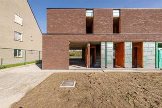 <p><span><strong>KIJKDAG ZA 11/04 6% BTW MOGELIJK | ENERGIEZUINIGE EN KWALITATIEVE HALFOPEN NIEUWBOUWWONING MET CARPORT EN 3 SLAAPKAMERS </strong></span><br /><span>Deze kwalitatieve halfopen nieuwbouwwoning is centraal gelegen in Vinkt op slechts 6 min. van Deinze, op 10 min. van Aalter en op wandelafstand van bakker, slager, school, sporthal en supermarkt. </span><br /><span>Deze woning heeft een optimale indeling met ruime leefruimte en open keuken, voldoende bergruimte, carport én 3 volwaardige slaapkamers.</span><br /><span>De warmtepomp met vloerverwarming en passieve koeling op 2 verdiepen, zonnepanelen, maximale isolatie en ventilatiesysteem D dragen bij tot een zeer energiezuinige eigendom.</span><br /><span>Dit alles op een mooi perceel van 243m² en met de mogelijkheid van het verlaagde 6% btw-tarief.</span><br /><span>Kijkdag op afspraak zaterdag 11 april, mail of bel om jouw afspraak vast te leggen. </span></p><p><span><strong>INDELING:</strong></span><br /><span>We komen binnen in de inkomhal met afzonderlijk toilet. Vanuit de inkom komen we terecht in de ruime leefruimte met open keuken.</span><br /><span>De leefruimte biedt grote raampartijen die voor een natuurlijke lichtinval alsook een mooi zicht op te tuin zorgen.</span><br /><span>Vanuit de keuken heeft men rechtstreekse toegang naar de wasplaats/berging.</span><br /><span>Op het verdiep vinden we de nachthal met afzonderlijk toilet en toegang tot 3 volwaardige slaapkamers en de badkamer met inloopdouche en dubbele lavabo met meubel.</span><br /><span>Buiten kan men genieten van een mooie tuin met afgewerkt terras. Tot slot wordt er nog een carport voorzien en geniet men een extra staanplaats op de oprit.</span><br /><span>De woning wordt volledig afgewerkt opgeleverd met inspraak van materiaalkeuze.</span><br /><span>Het lastenboek is beschikbaar en kan men raadplegen op aanvraag.</span></p><p><span><strong>TROEVEN:</strong></span><br /><span>- Warmtepomp met vloerverwarming en passieve koeling</span><br /><span>- Zonnepanelen aanwezig</span><br /><span>- 3 ruime slaapkamers</span><br /><span>- Carport + aangelegd terras</span><br /><span>- Regenwaterput 10.000L</span></p>