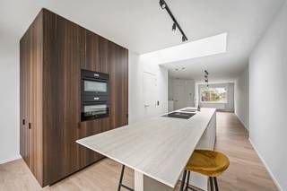 Welkom in deze prachtige, volledig gerenoveerde halfopen woning, gelegen in het centrum van Ledegem – waar charme, comfort en hedendaags...