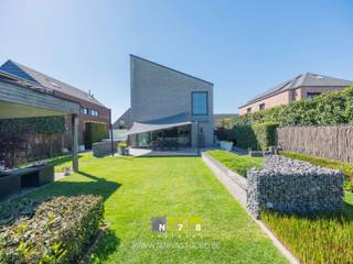<span><strong>VOLLEDIG INSTAPKLARE VRIJSTAANDE WONING MET 4 SLAAPKAMERS OP EEN PERCEEL VAN 07A08CA TE DILSEN-STOKKEM <br /><br />TROEVEN<br /></strong>- Gelegen in een gezellige en rustige woonwijk dichtbij het centrum van Stokkem.<br />- Energiezuinige woning! EPC-label A! <br />- Elektriciteit is conform. <br />- Volledig instapklaar &amp; hoogwaardig afgewerkt!<br />- Voorzien van moderne technologie: airco, vloerverwarming, alarm, wateralarm in kruipkelder, camerabewaking, videofoon, domotica, 12 zonnepanelen,...<br />- Inpandige garage &amp; volledig omheinde tuin. <br />- Heerlijk buitenleven: vijverpartij, buitensauna met infrarood, verschillende terrassen,...<br /><br /><strong>KRUIPKELDER -01 </strong>(120,00m²). <br /><strong><br />GELIJKVLOERS 00 | VLOERISOLATIE &amp; VLOERVERWARMING<br /></strong>- Inkomhal (1,30m x 2,80m = 3,64m²): tegelvloer. <br />- Traphal (2,00m x 2,90m = 5,80m²): betonnen trap in massief eik voorzien van wandverlichting naar verdieping 1, ingebouwde garderobe, trapberging, tegelvloer. <br />- Leefruimte (4,30m x 4,50m = 19,35m²): pivoterende glazen deur, gashaard met tv-meubel, veel natuurlijk lichtinval dankzij groot raampartij, tegelvloer. </span><br /><span>- Keuken (7,30m x 4,00m = 29,20m²): geïnstalleerde ruime keuken met combi-oven, heteluchtoven, koelkast, keramische kookplaat, dampkap, lades; spoeleiland met spoelbak, vaatwasser &amp; gekoppelde tafel voor 6 tot 8 personen; groot schuifraam naar het terras, airco, tegelvloer. </span><br /><span>- Toilet (2,15m x 0,90m = 1,94m²): hangtoilet, inbouwkast voor toebehoren, spoelbakje,tegelvloer. </span><br /><span>- Berging (5,00m x 2,25m = 11,25m²): inbouwkasten, lavabo (osmosesystem), aansluiting wasmachine/droogkast, ingebouwde waskoker, tegelvloer.</span><br /><span>- Inpandige garage + bergruimte <strong> </strong>(5,10m x 3,50m) + (2,40m x 2,60m) = 24,09m²): automatische sectionale poort, uitgietbak, technische wand (elektriciteit, gas, alarm,...), ingebouwde collectors water en CV, luik naar kruipkelder, tegelvloer. </span><br /><br /><span><strong>VERDIEPING</strong> <strong>+01 </strong></span><br /><span>- Traphal (2,15m x 1,30m = 2,80m²): betonnen trap in massief eik naar verdieping 2, trap voorzien van wandverlichting, massief eiken vloer. <br />- Bureelruimte (4,20m x 4,70m = 19,74m²): voorzieningen voor TV en internet, massief eiken vloer. <br />- Badkamer (2,45m x 4,60m = 11,27m²): badmeubel met lavabo, kolomkasten,spiegel; ligbad, ruime inloopdouche, waskoker naar onderliggende wasplaats, ingebouwde geluidsinstallatie, tegelvloer. <br />- Toilet (1,00m x 1,30m = 1,30m²): hangtoilet, tegelvloer.<br />- Slaapkamer 1 (3,65m x 3,65m = 13,32m²): voorzieningen voor tv en internet, massief eiken vloer. <br />- Slaapkamer 2 (3,65m x 3,50m = 12,78m²): voorzieningen voor tv en internet, massief eiken vloer. <br />- Slaapkamer 3 (4,00m x 7,30m = 29,20m²): inclusief inloopdressing met kasten, airco, aansluiting TV en internet, groot raam met uitzicht op de tuin, massief eiken vloer. <br /><br /><strong>VERDIEPING</strong> <strong>+02 <br /></strong>- Overloop (1,30m x 6,30m = 8,19m²): glazen balustrade, trap naar verdieping 1, massief eiken vloer. <br />- Cv-ruimte (3,70m x 6,30m = 23,31m²): Cv-installatie op gas, ventilatiesysteem D, rekken voor bergruimte, warm water boiler, chapevloer. <br /></span><span>- Slaapkamer 4 / hobbyruimte (4,00m x 4,70m = 18,80m²): airco, groot dakraam, voorzieningen voor tv en internet, laminaat. </span><br /><span><span><br /></span>Bekijkt u deze advertentie via een aanverwante vastgoedsite, surf dan zeker naar onze website <strong>www.N78vastgoed.be</strong> voor een uitgebreide beschrijving en foto's. <strong>Meer info: +32 (0)89 86 18 88 of info@N78vastgoed.be.</strong></span>