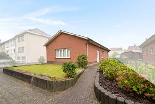 <p><strong>Deze woning is volledig asbestveilig volgens de geldende normen.</strong><br /><br /><u><strong>Te koop:</strong></u> open bebouwing in Sterrebeek, rustig gelegen in een residentiële buurt nabij scholen, park en openbaar vervoer.<br />Deze woning uit 1975 biedt het comfort van wonen op één niveau en is bovendien asbestveilig. De ruime garage bevindt zich achteraan het perceel en is eenvoudig bereikbaar via de lange oprit. Dankzij de zolder, berging en garage beschikt u over bijzonder veel opbergruimte. De tuin en het terras maken het plaatje compleet.<br /><br />Wandel door de hele woning via de Walkly.<br /><br /><u><strong>Belangrijkste ruimtes:</strong></u><br />• Ruime living (27,8 m²) met veel lichtinval<br />• Keuken (12,5 m²) met directe toegang tot het terras<br />• Twee slaapkamers (14,0 m² en 15,1 m²)<br />• Badkamer (5,7 m²)<br />• Berging (6,8 m²)<br />• Tuin met tuinhuis<br />• Garage achteraan met lange oprit<br /><br /><u><strong>Troeven:</strong></u><br />• Alles op één niveau en asbestveilig<br />• Ruime garage achteraan, bereikbaar via lange oprit<br />• Veel opbergruimte dankzij zolder, berging en garage<br /><br />Meer informatie? Contacteer Nicolas Geeraerts via +3223351115<br />JOUW DROOMHUIS. ZO GEVONDEN!</p>