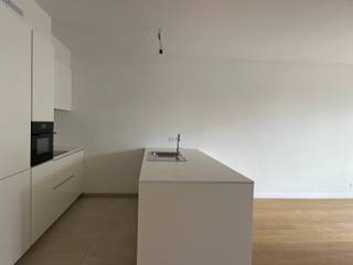 In de residentie Green Gardens bieden we een luxueus appartement te huur aan, ideaal voor wie comfort en kwaliteit belangrijk vindt.<br />Dit appartement beschikt over:<br /><br />✔️ 2 slaapkamers<br />✔️ Een ruime badkamer met inloopdouche én bad<br />✔️ Een volledig uitgeruste open keuken<br />✔️ Een praktische berging<br />✔️ Vloerverwarming voor extra wooncomfort<br />✔️ Zonnepanelen voor een energiezuinige levensstijl<br />✔️ Staanplaats onder carport + ondergrondse berging &amp; fietshaak<br />✔️ Een zonnig terras met zicht op het groen<br /><br />Appartement is nog niet volledig afgewerkt (oplevering ongeveer oktober - nog te bevestigen!!!)<br />Huurprijs + syndic <br /><br />Dankzij de combinatie van kwalitatieve afwerking, energiezuinigheid door de zonnepanelen en een toplocatie in hartje Waregem, is dit appartement een unieke kans.<br /><br />056 61 11 11 - waregem@demeester.be