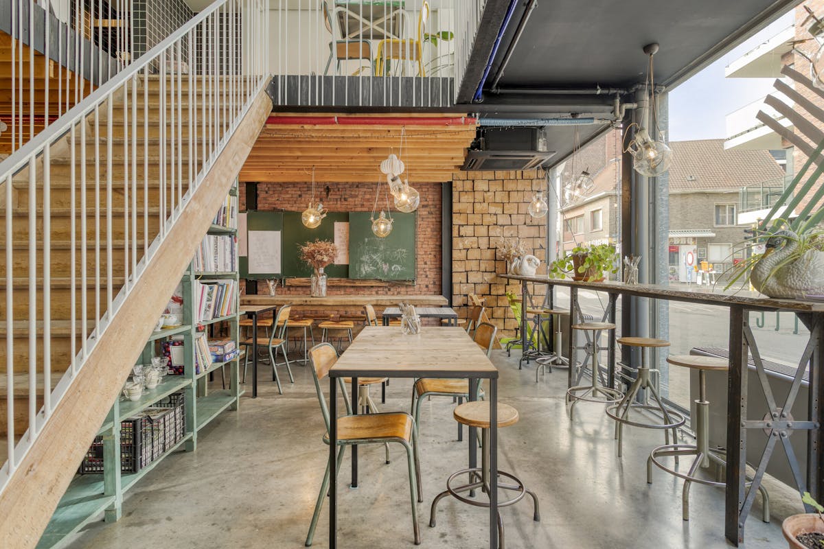 Versatile commercial property (approx. 329 m²) for rent in Roeselare - photo 2