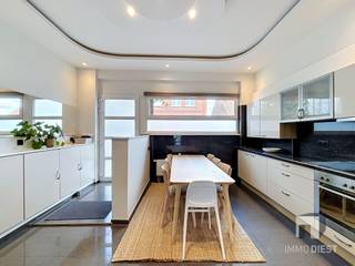 <p><span>Deze instapklare en charmante woning is gelegen op een perceel van 1a 71ca in een rustige straat in het hart van Zichem, op wandelafstand van het station. <br />De ligging vlakbij de Maagdentoren is een extra troef: u geniet hier van een rustige woonomgeving met prachtige wandelroutes langs de Demervallei op een steenworp, terwijl scholen, sportaccommodaties, winkels en andere voorzieningen zijn vlot bereikbaar. </span></p><p><span>Ook de verbindingen richting Leuven, Brussel en Hasselt zijn uitstekend.</span></p><p><span>Met een bewoonbare oppervlakte van 182m², verdeeld over het gelijkvloers en twee verdiepingen, biedt deze woning verrassend veel ruimte en comfort.<br />Op het gelijkvloers verwelkomt een ruime, volledig uitgeruste keuken die mooi aansluit op de lichtrijke leefruimte. </span></p><p><span>Dankzij de zuidgerichte tuin geniet u in de leefruimte de hele dag door van een aangename lichtinval.<br />Vanuit de leefruimte heeft u rechtstreeks toegang tot de tuin met aangelegd terras. <br />Achteraan bevindt zich een overkapping die tal van mogelijkheden biedt: extra opslagruimte, een buitenkeuken of een knusse zithoek om in alle rust te ontspannen. <br />Daarnaast beschikt het gelijkvloers over een aparte berging en een gastentoilet. </span></p><p><span>Via de inkom is er een handige doorgang naar de tuin voorzien.</span></p><p><span>Op de eerste verdieping bevindt zich een ruime slaapkamer en een comfortabele badkamer, uitgerust met een ligbad, aparte douche, toilet en aansluitmogelijkheden voor wasmachine en droogkast.<br />De tweede verdieping biedt twee praktische slaapkamers en een technische ruimte. <br />Via een inklapbare trap bereikt u bovendien de opbergzolder.</span></p><p><span>Kortom, deze woning combineert ruimte, comfort en een uitstekende ligging in het gezellige Zichem. </span></p><p><span>Een ideale thuis voor wie rustig wil wonen, maar toch alle voorzieningen en verbindingswegen binnen handbereik wenst.</span></p><p><span>Interesse? Neem gerust contact op voor meer informatie of een bezoek ter plaatse.</span></p><p><span>Contacteer ons voor een bezoek op 013 31 25 22 of mail <span>nathalie@immodiest.be</span></span><span> </span></p><p><span>We helpen je met een glimlach verder op zoek naar jouw nieuwe thuis.</span></p><p><span>In afwachting van het bezoek kan u alvast de virtuele tour bekijken.</span></p>