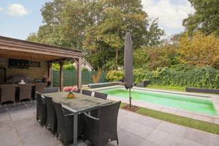 <p><span>Ruime gezinswoning met verwarmd zwembad in het gegeerde Nieuw Bloemendaal</span></p><p><span>In de rustige, wijk "Nieuw Bloemendaal" te Schoten staat deze ruime gezinswoning op een boogscheut van het centrum.</span></p><p><span>Gelijkvloers: inkomhal met vestiaire en apart toilet, ruime woonkamer met halfopen luxekeuken, een slaapkamer en badkamer (ideaal voor gelijkvloers wonen of vrij beroep), wasplaats met toegang tot de aangebouwde garage die uitgeeft op de tuin. Alarminstallatie aanwezig.</span></p><p><span>Eerste verdieping: drie ruime slaapkamers + bureel/dressing en ruime badkamer met ligbad, dubbele lavabo en een apart toilet.</span></p><p><span>Zolder: grote zolder via valtrap, met betonplaat en ramen in de zijgevel. Perfect als berging, deze is geïsoleerd en afgetimmerd.</span></p><p><span>Buiten: supergezellig overdekt terras, kleine tuin met verwarmd zwembad, veel groen en privacy achteraan.</span></p><p><span>EPC Label B , zonnepanelen, warmtepomp voor zwembad</span></p><p><span>Ligging: scholen, winkels, openbaar vervoer en het centrum van Schoten op korte afstand, met een vlotte verbinding naar Antwerpen.</span></p><p><span> </span></p><p><span>besschikbaarheid : november 2027</span></p>