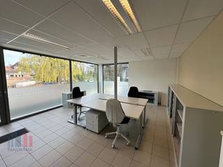 Fantastisch gelegen kantoor met een oppervlakte van<strong> 156 m² te huur</strong> langs én met visibiliteit van de bedrijvige Meensesteenweg op slechts 300 m van de Ringlaan (R8) met onmiddellijke verbinding naar de A19 en de E403.<br /><br />Het<strong> instapklaar kantoor </strong>maakt deel uit van <strong>het kwalitatieve bedrijvencentrum 'Bizz-Init' </strong>bestaande uit 3 verdiepingen voorzien van o.a. onthaal, vergaderalen, airco en beveiliging. Het verleent ondernemers een aangename en betaalbare werkplek met alle benodigde faciliteiten.<br /><br />Kantoor <strong>kan opgesplitst worden in 7 verschillende ruimtes</strong> met elk zijn toegang.<br /><br />Het bedrijvencentrum biedt een <strong>uitstekende uitvalsbasis voor de hele regio</strong> en is gelegen in een levendige buurt met tal van winkels en eetgelegenheden in de directe omgeving. Tevens vlotte bereikbaarheid met het openbaar vervoer: station Bissegem bevindt zich op slechts 550 m.<br /><br />Alsook mogelijkheid tot huren van kantoorruimtes met oppervlaktes van 31 m² tot 273 m². Ruime parkeermogelijkheden bij het gebouw. Onmiddellijk beschikbaar. <br /><br />Contacteer PANORAMA voor bijkomende (technische) inlichtingen, plannen of een vrijblijvend plaatsbezoek 0460 97 66 66.