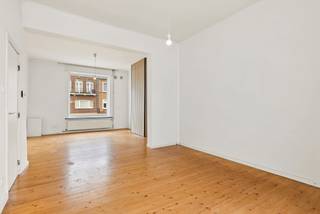 TE KOOP GENT<br />Welkom in de Galglaan 113!<br /><br />Deze instapklare woning werd in 2026 grondig gerenoveerd. Met een EPC-label C (geen renovatieplicht) en een asbestveilig attest kan u hier zorgeloos wonen.<br /><br />De troeven van de woning:<br /><br />Topligging bij campus UZ Gent<br /><br />- Een lichtrijke, sfeervolle woonkamer met authentieke planken vloer<br />- Vernieuwde keuken<br />- Badkamer met ligbad en toilet<br />- Verwarming op gas, recente brander<br />- Vier slaapkamers met authentieke planken vloeren waarvan één nog af te werken<br />- Zolderruimte<br />- Stadstuintje met terras.<br />- Gelegen in een gegeerde straat in Gent met alle nodige voorzieningen op wandelafstand: openbaar vervoer, scholen en winkels. <br /><br />Indien u meer informatie of een bezoek wenst, gelieve dan bij voorkeur eerst uw gegevens in te vullen via de contactknop en dan bel ik u zo spoedig mogelijk op.<br />Laurens Deprez 0496/20.64.64<br />Vermelde oppervlaktes zijn indicatief en niet bindend.