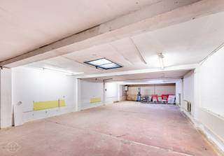 Met veel genoegen bieden wij u deze welgelegen stockageruimte aan van 180m2 gelijkvloerse oppervlakte en loopt volledig door tot achteraan. Het gebouw is toegankelijk via een elektrische poort en heeft een vrije hoogte van 2m30. Door de centrale locatie geniet u van de nabijheid van zowel de Leuvense binnenstad als alle belangrijke invalswegen. Het gebouw is volledig gerenoveerd. Verwarming en toilet aanwezig. Grondplannen beschikbaar. Beschikbaar vanaf Februari! Interesse? Kom dan zeker een kijkje nemen en contacteer ons voor een bezichtiging op 0489/353951 of via info@homies.be