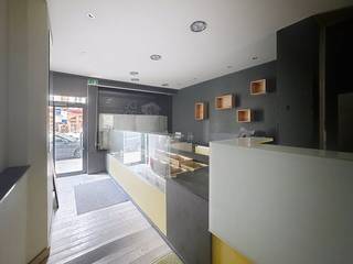 On Avenue de la Couronne 243, a commercial House of ± 240 m² to be renovated. The house offers a commercial ground floor with a sandwich shop...