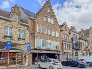 Dit appartement is gelegen in de nabijheid van alle nodige voorzieningen zoals scholen, winkels, openbaar vervoer,... <br />en bestaat uit:<br /><br />KELDER:<br />Ruime private kelderberging.<br /><br />GELIJKVLOERS:<br />Gemeenschappelijke inkomhal en fietsenstalling.<br /><br />VERDIEP 2:<br />Leefruimte met zicht op de Grote Markt - open ingerichte keuken met dubbele spoelbak, koelkast, elektrische kookplaat en dampkap - slaapkamer - ingerichte badkamer met toilet, wastafel en instapdouche.<br /><br />ALGEMEEN:<br />- Schrijnwerk: PVC - dubbel beglazing.<br />- Zeer centrale ligging!<br />- Lift aanwezig in het gebouw!<br />- Vrij vanaf 01/10/2026.<br />- Gemeenschappelijke kosten: 25€/maand<br /><br />Meer info op www.vastgoedvanoverschelde.be
