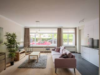 <strong>Mooi gelegen, deels gemeubeld appartement met 2 grote slaapkamers, terras en garagebox en prachtig zicht op de Sint-Pietersabdij!</strong><br /><br />Ontdek dit prachtige appartement op het gelijkvloers van een rustige residentie aan de Muinkkaai 89 in Gent. Het appartement geniet van een bijzonder mooie ligging met zicht op de Sint-Pietersabdij en de omliggende tuinen. Dankzij de rustige woonomgeving woont u hier aangenaam, terwijl u toch vlak bij het stadscentrum bent en bovendien snel de stad uit bent.<br />Het appartement is ideaal voor wie op zoek is naar een comfortabele woning met voldoende ruimte. <br /><br />📍 <strong>Muinkkaai 89 – Gent</strong><br />📅<strong> Beschikbaar vanaf:</strong> 1 november 2026<br /><strong>💶 Huurprijs</strong>: € 1350/maand<br /><strong>💶 Algemene kosten</strong>: € 75/maand (forfait)<br /><strong>💶 Provisie water en verwarming</strong>: € 150/maand, jaarlijks afgerekend<br /><strong>🚗 Gesloten garagebox: verplicht bij te huren</strong> aan € 100/maand<br /><strong>🚫</strong> Studenten niet toegelaten – domicilie verplicht<br />🏠 Contract: 3/6/9 jaar<br />👥 Co-housing mogelijk<br /><br />Het appartement beschikt over een inkomhal met gastentoilet, een aangename leefruimte met parket en toegang tot het terras. De open keuken is volledig ingericht en voorzien van een dampkap, keramische kookplaat, combi-oven, koelkast en vaatwasser.<br /><br />Verder zijn er 2 ruime slaapkamers en 1 kleinere slaapkamer, die eveneens uitstekend dienst kan doen als bureau, dressing of logeerkamer. De badkamer is uitgerust met een douche, een lavabomeubel met lavabo en een spiegelkast.<br />Via de leefruimte heeft u toegang tot het aangename terras, afgewerkt met houten planken en deels overdekt. Daarnaast beschikt het appartement over een individuele kelderberging, een verplicht bij te huren gesloten garagebox en toegang tot een gemeenschappelijke fietsenberging.<br /><br /><strong>Extra troeven</strong><br />• Deels gemeubeld – inrichting zoals zichtbaar op de foto's<br />• 2 grote slaapkamers + 1 kleinere slaapkamer<br />• Co-housing mogelijk<br />• Terras met houten vloer en gedeeltelijk overdekt<br />• Prachtig zicht op de Sint-Pietersabdij en de omliggende tuinen<br />• Rustige en aangename woonbuurt<br />• Vlak bij het stadscentrum<br />• Goede verbindingen richting uitvalswegen<br />• Individuele kelderberging<br />• Gemeenschappelijke fietsenberging<br />• Gesloten garagebox verplicht bij te huren aan € 100/maand<br /><br />📧<strong> Bezoeken:</strong> enkel op afspraak. Bezoeken kunnen aangevraagd worden via het pand op onze website:<strong> www.tvevastgoed.be </strong><br />U kunt ook contact opnemen via tine@tvevastgoed.be of 0474 97 00 22.