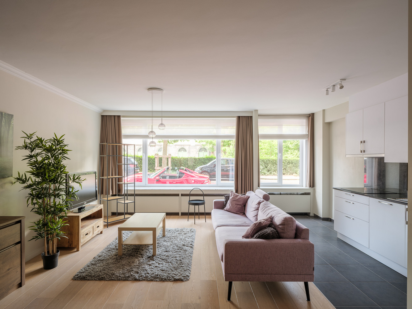 Gerenoveerd appartement aan de Muinkkaai met 2 grote slaapkamers, terras, garage en prachtig zicht op de Sint-Pietersabdij ! - foto 1
