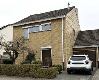 Deze aangename halfopen woning is gelegen in het centrum van Wingene, in een rustige woonomgeving met alle voorzieningen binnen handbereik...