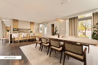 Welkom in deze stijlvolle en instapklare villa waar ruimte, licht en luxe naadloos samenkomen. Gelegen op een prachtig perceel van circa 1.570 m², biedt deze eigentijdse woning alles voor wie comfortabel en sfeervol wil wonen – binnen én buiten.<br /><br />Bij binnenkomst word je verwelkomd in een ruime open inkomhal met gastentoilet en vestiaire. De gelijkvloerse verdieping straalt gezelligheid en klasse uit dankzij de combinatie van grote raampartijen, een open haard, vloeren in Belgische blauwe hardsteen en warme parket. De open keuken is een ware eyecatcher: uitgerust met een royaal kook- en werkeiland, koelkast, oven, vaatwasser, microgolf, keramische kookplaat, grillplaat en zelfs een ingebouwd stoommandje. Aangrenzend vind je een praktische bijkeuken met ingemaakte kasten.<br />De eetruimte biedt voldoende plek voor een grote eettafel en een gezellige leeshoek. Aan de andere kant van de keuken is de zitruimte met open haard en aansluitend bevindt zich een lichtrijke bureauruimte, afgewerkt met maatkasten en zicht op de tuin – ideaal voor thuiswerk in stijl.<br /><br />De eerste verdieping ademt dezelfde hoogwaardige afwerking als het gelijkvloers. De nachthal verbindt vier slaapkamers. De master bedroom beschikt over een eigen dressing en een luxueuze ensuite badkamer met bad, inloopdouche en wastafel, en biedt een prachtig uitzicht op de tuin. De drie kinderkamers zijn stuk voor stuk voorzien van ingebouwde kasten en ingebouwde bureaus. Verder vind je hier een tweede douchekamer, een aparte wasplaats en een afzonderlijk toilet.<br /><br />Via een vaste arduinen trap bereik je de volledig afgewerkte zolderverdieping. Een ideale plek voor een extra slaapkamer(s), speelkamer, hobbyruimte of creatieve studio. Daarnaast is er een afgesloten bergzolder.<br />Tevens kelder aanwezig van ca 60m².<br /><br />De zuidoost gerichte tuin heeft meerdere terrassen en een verwarmd overloopzwembad met waar je op zonnige dagen heerlijk kunt genieten. Aan het zwembad een poolhouse met toilet, kleedruimte, ingebouwde toog en een buitendouche. <br />Achteraan het perceel vind je een ruime, stenen tuinberging met houtopslag én een dubbele carport. Voor de woning is er bovendien voldoende extra parkeergelegenheid.<br /><br />Buitengewone kenmerken: <br />•Hoogwaardige afwerking en veel maatwerk<br />•Grote raampartijen zorgen voor een prachtige lichtinval en tuinzicht<br />•4 slaapkamers en 2 badkamers, mogelijkheid tot extra slaapkamers<br />•Inpandige bergingen en multifunctionele zolderverdieping<br />•Verwarmd overloopzwembad <br />•Regenwaterput aanwezig<br />•Dubbele carport en extra parkeergelegenheid<br /><br />Deze woning combineert modern comfort met een warme, huiselijke sfeer. Ben je op zoek naar een instapklare woning met karakter en ruimte op een toplocatie? Dan is dit jouw nieuwe thuis. Neem vandaag nog contact met ons op voor een bezichtiging.