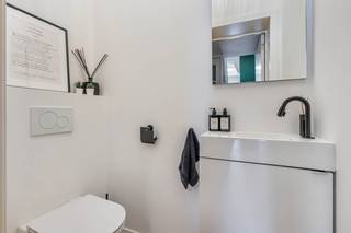 Deze mooie woning onderging in 2019-2020 een totaalrenovatie en werd steeds goed onderhouden. De woning is aldus instapklaar en is bovendien vrij bij akte!<br /><br />De woning is gelegen in de verkeersluwe Van 't Sestichstraat in hartje Leuven. Deze centrale, maar rustige ligging biedt u rust terwijl alle geneugten van het leven in de stad binnen wandelafstand liggen. Scholen, winkels, pleinen, parken, sportfaciliteiten en buurtbar Bar Stan liggen om de hoek!<br /><br />Bestaande uit een inkomhal met een apart toilet, een hoogwaardige keuken met een eiland, een lichtrijke leefruimte met een zit- en een eetplaats en aansluitend een terras. Op de eerste verdieping zijn de hoofdslaapkamer met aansluitend de hoofdbadkamer met een ligbad en een inloopdouche voorzien. Op de tweede verdieping zijn 2 extra slaapkamers met elk een wastafel en een tweede badkamer met een inloopdouche en een toilet voorzien. Op de derde verdieping is een mooi dakterras met een prachtig zicht over het centrum van Leuven voorzien. De woning beschikt bovendien over een praktische en droge bergkelder met aansluitingen voor een wasmachine en een droogkast.<br /><br />EPC 181kWh(B-label)! Elektriciteit conform! Niet-overstromingsgevoelig!<br /> <br />Indien u deze leuke woning graag bezoekt dan kan u mij steeds bereiken via arnaut@immojanstas.be of op 0495292080.<br /><br />Bijkomende info (EPC, bodemattest, elektriciteitsattest, enz...) kan U hier downloaden ↓