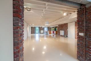 Op zoek naar een woonst met nét dat tikkeltje meer? Deze karaktervolle loft, gelegen in het iconische 'The Lower Factory' aan de Roeselaarsestraat 179 in Ardooie, combineert een unieke industriële geschiedenis met een hedendaagse en stijlvolle woonbeleving.<br /><br />PLUSPUNTEN:<br />* RUIMTELIJK EN OPEN WOONCONCEPT<br />* 2 TERRASSEN WAARVAN ÉÉN MET TERRASVIJVER<br />* ZEER RUIME BEWOONBARE OPPERVLAKTE VAN 262 m²<br />* AUTHENTIEK INDUSTRIEEL KARAKTER<br />* PARKEERPLAATS<br /><br />INTERIEUR:<br />Bij het binnenkomen wordt u meteen meegenomen in het ruime en open karakter van de loft. De volledig geïnstalleerde keuken vormt samen met de eetplaats een aangename leefruimte. Naastgelegen de keuken is een praktische bergruimte voorzien.<br /><br />Aansluitend bevindt zich een veelzijdige extra ruimte die perfect dienst kan doen als tweede leefruimte, zithoek of bureau. Vanuit deze ruimte heeft u rechtstreeks toegang tot het ruime terras, een absolute troef van deze loft. De aanwezigheid van een terrasvijver zorgt voor een bijzonder sfeervolle en rustgevende buitenomgeving.<br /><br />Op hetzelfde niveau bevindt zich een ruime slaapkamer met aansluitende, afzonderlijke dressing. De badkamer is uitgerust met een inloopdouche, ligbad en dubbele wastafel. Daarnaast is er nog een afzonderlijke bureauruimte die, indien gewenst, perfect kan worden ingericht als extra slaapkamer. <br />Via de verdieping bereikt u vervolgens de zeer ruime slaapkamer. Deze kamer beschikt bovendien over een eigen terras.<br /><br />Op zoek naar een woning met karakter, ruimte én een buitengewone buitenruimte? Dan is deze loft in The Lower Factory absoluut het ontdekken waard!