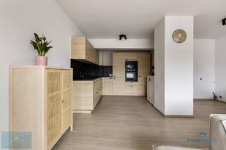 In het bruisende centrum van Genk, op de Winterslagstraat, bevindt zich dit instapklare 2-slaapkamer<br />appartement. Recent opgefrist door de huidige eigenaars, beschikt het over een volledig vernieuwde<br />keuken en badkamer, waardoor u zorgeloos kunt verhuizen en meteen genieten van modern wooncomfort.<br /><br />De keuken, die opengetrokken is naar de leefruimte, is voorzien van moderne toestellen en biedt een lichte,<br />ruime leefomgeving. Perfect voor gezellige etentjes of ontspannen avonden thuis.<br />De twee slaapkamers zijn ruim, waarvan de master bedroom toegang heeft tot een knus terras met uitzicht<br />op de stad. De tweede kamer kan dienen als extra slaapkamer, thuiskantoor of hobbyruimte. De moderne<br />badkamer is uitgerust met een douche, toilet en wastafel.<br /><br />Dankzij de centrale ligging bevinden alle faciliteiten zich op wandelafstand: winkels, restaurants en<br />openbaar vervoer liggen om de hoek, en omliggende steden zoals Hasselt en Diepenbeek zijn vlot<br />bereikbaar via de nabijgelegen verbindingswegen. Dit appartement is ideaal voor jonge gezinnen,<br />starters of investeerders die op zoek zijn naar een zorgeloze woning in een levendige omgeving.<br /><br />Verder is er een handige kelderberging voor extra opslagruimte. Er is geen ondergrondse parkeerplaats<br />inbegrepen, deze kan apart gehuurd worden of er zijn voldoende parkeermogelijkheden in de directe omgeving.<br /><br />Interesse? Neem gerust contact op met, Ferhat via 0469 47 28 60 voor meer informatie of het plannen van een bezichtiging.<br /> 