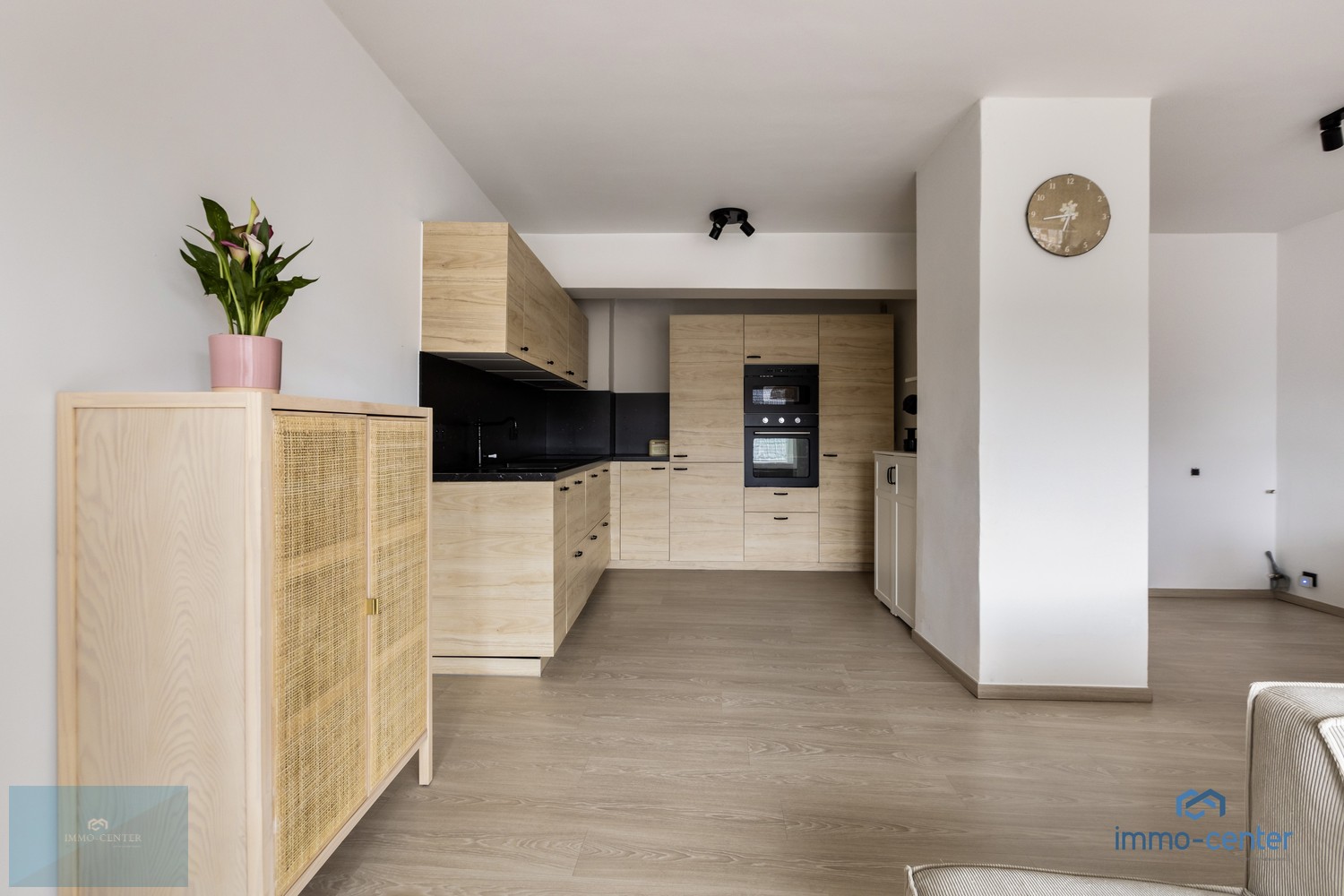 Instapklaar 2-slaapkamer appartement met vernieuwde keuken en badkamer in het hart van Genk - foto 3