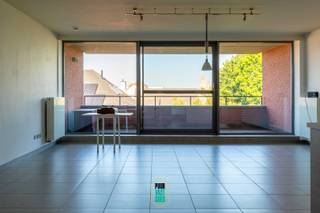 Een aangenaam appartement op de 2de verdieping in een relatief recent gebouw In de rustige Tuinen Van Hollebeke met EPC A!<br />Het appartement van bijna 100m² (+ terras) bestaat uit een grote lichtrijke leefruimte met open keuken en een achterliggende berging/wasruimte. De kamerbrede raampartij geeft uit op het aantrekkelijke terras van 15m², dat westgericht gretig de avondzon verwelkomt en zicht biedt op de Brugse torens.<br />De ruime inkom leid je verder nog naar de badkamer, een eerste slaapkamer, een tweede slaapkamer met dressing (waar echter ook alle voorzieningen zitten voor een 2de badkamer) en een apart toilet. <br />Er hoort ook nog een kelderberging bij het appartement. <br />Residentie Allegri is een kwalitatief en mooi gebouw, zeer rustig gelegen in een doodlopende straat en biedt parkeergelegenheid voor je gasten, een gemeenschappelijke fietsberging, mooie omgeving,... <br />Er is een mogelijkheid om een ondergrondse autostaanplaats aan te kopen.<br /><br />Samengevat: een aangenaam, ruim, zeer goed onderhouden en rustig doch centraal gelegen 2-slaapkamer-appartement (met mogelijkheid voor een 2de badkamer). <br />Laat deze kans niet schieten, want ze zijn gegeerd!.