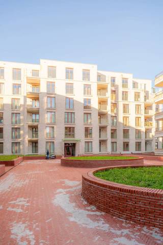 Telefoon: 02 318 18 08 - Het Quincy Project is gelegen op de site van Tour &amp; Taxis als onderdeel van het Iconic Park Lane project. Het project werd ontworpen door architectenbureau noA, die samenwerkten met Sergison Bates en awg aan het concept en het ontwerp van Park Lane. Het gebouw telt 5 verdiepingen en 46 appartementen (1-2 &amp; 3 slaapkamers), die allemaal ruime woonkamers bieden met een eersteklas afwerking, evenals prachtige terrassen met uitzicht op de tuinen van het project of het Tour &amp; Taxis-park.<br />Het project is uitgerust met zonnepanelen, driedubbele beglazing en een regenwaterterugwinningssysteem, waardoor het de allerbeste energie-efficiëntie biedt.<br />Het is een gegarandeerde investering in een wijk die volledig op de schop gaat!