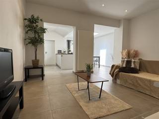 Ruime woning met 4 slaapkamers!Indeling: inkomhal, bureelruimte/speelkamer, ruime leefruimte met open keuken en zicht op de tuin. Tuin met aangelegd...