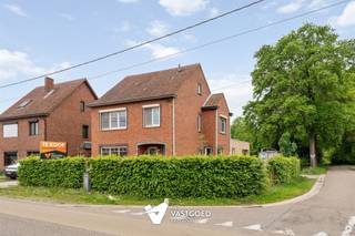 <p><span>Volledig gerenoveerde woning op ideale ligging</span></p><p><span> </span></p><p><span>Belangrijkste troeven:</span></p><p><span>- Volledig en grondig gerenoveerd</span></p><p><span>- Vernieuwd: ramen, sanitair, elektriciteit, verwarming, badkamer, keuken, vloeren, enz...</span></p><p><span>- Energiezuinig: zonnepanelen, warmtepompboiler, airco's</span></p><p><span>- Volledig nieuwe achterbouw met prachtige keuken en berging met knappe doucheruimte</span></p><p><span>- Ruime woning met 3 volwaardige slaapkamers</span></p><p><span>- Extra kamers mogelijk op zolder dankzij vaste trap</span></p><p><span>- Mooi perceel van 804m2 met westelijke oriëntatie</span></p><p><span>- Overdekt terras en vloerplaat reeds aanwezig voor vergunde garage</span></p><p><span> </span></p><p><span>Bekijk zeker ook onze grondplannen met de afmetingen. Zo krijgt u van thuis uit al een perfect beeld van wat deze woning te bieden heeft!</span></p><p><span>Wenst u meer info of een vrijblijvende bezichtiging, Contacteer dan ons kantoor op het nummer 014 39 99 99 en wij helpen u graag verder.</span></p>