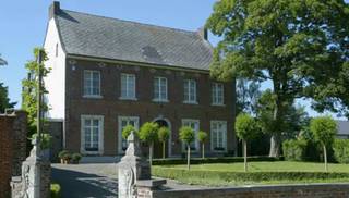 <p>In het mooie Geetbets prijkt deze uitzonderlijke historische pastorie, een karaktervol pand met een tijdloze uitstraling en een unieke ligging. De perfecte combinatie van erfgoed, charme en mogelijkheden.</p>
<p>De symmetrische architectuur zorgt voor een elegante en herkenbare uitstraling, terwijl de royale ruimtes zich lenen tot tal van invullingen: van stijlvolle privéwoning tot praktijk, kantoor of een aantrekkelijke horeca-uitbating op een toplocatie met visibiliteit en passage.</p>
<p>De voortuin vormt een waar pronkstuk. Hier staat een monumentale Japanse notenboom, aangeplant rond 1752 en beschermd als erfgoed. Met zijn indrukwekkende hoogte van 25 meter en een stamomtrek van 5,20 meter behoort dit uitzonderlijke exemplaar tot de oudste en meest majestueuze bomen van België — een uniek historisch decor dat deze eigendom een zeldzame uitstraling geeft.</p>
<p>Een pand met ziel, geschiedenis en commerciële opportuniteiten — een buitenkans voor wie op zoek is naar iets werkelijk bijzonders.</p>
<p>Men kan bieden op dit mooi pand vanaf 200.000.</p>
<p>De biedingen lopen tem 27 februari 26 15:00.</p>
<p>De speciale bieding documenten met bijhorende handelingen zijn beschikbaar op ons kantoor.</p>
<p>info@immo-wereld.be</p>