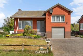 Voor meer info en foto’s, surf naar www.swevers.be – Deze open bebouwing in Beringen, gelegen aan de Everselstraat 144, biedt een uitstekende opportuniteit voor wie op zoek is naar een renovatieproject met potentieel. De woning uit 1966 is een splitlevelwoning, wat zorgt voor een speelse en niet-klassieke indeling zonder traditionele verdiepingsstructuur. De bewoonbare oppervlakte bedraagt 184 m², aangevuld met een zolder van 21,18 m² die kan dienen als extra slaapkamer, speelruimte, hobbykamer of bureau. Via de centrale inkomhal bereikt u de verschillende ruimtes. De woonkamer van ca. 30 m² geniet van een mooie lichtinval en biedt voldoende plaats voor een zit- en eethoek. Aansluitend bevindt zich de keuken (9,20 m²) met directe toegang tot het terras. De nachthal leidt naar drie slaapkamers, waarvan twee ruime kamers van elk ca. 14 m² en een derde kamer van 8,70 m², ideaal als kinder-, bureau- of hobbyruimte. De badkamer is centraal gelegen en functioneel ingericht.Bovenop deze indeling is er nog de zolderruimte van 21,18 m² met extra mogelijkheden voor uitbreiding of polyvalent gebruik. Buiten sluit het terras aan op de leefruimte en kijkt uit op de tuin, georiënteerd naar het noordoosten. Het perceel van 6a 44ca biedt mogelijkheden om een aangename en private buitenruimte te creëren. Verder is er een kelder van 45,20 m², geschikt voor opslag of hobbyruimte, en een inpandige garage voor extra comfort. De ligging is vlot bereikbaar met voorzieningen en restaurants op korte afstand.<br />Deze woning vormt een stevige basis voor wie een hedendaagse gezinswoning wil realiseren naar eigen smaak. Voor meer informatie, bel 011 255 155. Bron bewoonbare oppervlakte: EPC – verslag. Dit pand is onderworpen aan de renovatieverplichting van de Vlaamse overheid voor residentiële gebouwen (behoudens bij sloop binnen 5 jaar na de aankoop). Consulteer voor meer informatie de website van het Vlaams Energie- en Klimaatagentschap via https://www.vlaanderen.be/een-huis-of-appartement-kopen/renovatieverplichting-voor-residentiele-gebouwen.