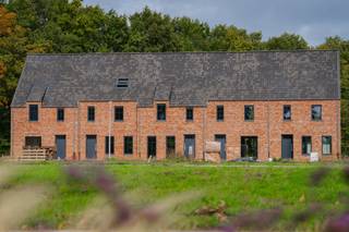 <strong>Laatste woning</strong> in Kattenbos (Lommel) – wonen tussen natuur en jonge gezinnen<br /><br />In de groene en gezinsvriendelijke buurt Kattenbos in Lommel wacht nog <strong>één laatste woning</strong> op haar nieuwe bewoners. Hier woon je in een rustige, autoluwe omgeving waar jonge gezinnen zich thuis voelen en waar het omliggende groen meteen deel wordt van je dagelijkse leven. Vanuit de wijk wandel of fiets je zo het Kattenbos in, terwijl scholen, winkels en andere voorzieningen zich op korte afstand bevinden.<br /><br />De woning, ontworpen door PCP Architects, combineert hedendaagse architectuur met een warme woonkwaliteit. <strong>Grote raampartijen</strong> zorgen voor een aangename lichtinval in de leefruimte en creëren een open gevoel tussen binnen en buiten. De woning beschikt over <strong>drie volwaardige slaapkamers</strong> en een <strong>ruime zolderverdieping</strong> die na afwerking de mogelijkheid biedt tot extra slaapkamer, hobbyruimte of bureau.<br /><br />Bovendien is de woning <strong>energieneutraal</strong> (E-peil 0). Dat betekent bijzonder lage energiekosten en <strong>geen zorgen over stijgende gas- of olieprijzen</strong>. Je woont comfortabel én toekomstgericht.<br /><br />Een extra troef is de <strong>uitbreidingsmogelijkheid</strong>: aan de woning kan een bijkomend volume met twee bouwlagen en een plat dak worden toegevoegd. Zo creëer je eenvoudig extra leefruimte, een bureau, speelkamer of andere invulling die perfect aansluit bij jouw gezin en levensstijl. Bekijk met ons de mogelijkheden!<br /><br /><strong>Troeven van deze woning</strong>
<ul>
<li>Energieneutrale woning (E-peil 0) met zeer lage energiekosten</li>
<li>Hedendaagse architectuur van PCP Architects</li>
<li>3 slaapkamers + ruime zolder met uitbreidingsmogelijkheden</li>
<li>Mogelijkheid tot uitbreiding met extra volume van twee bouwlagen</li>
<li>Gelegen in een autoluwe, gezinsvriendelijke buurt met veel jonge gezinnen</li>
<li>Rechtstreekse verbinding met het Kattenbos</li>
<li>Scholen, winkels en voorzieningen vlakbij</li>
</ul>
<br />Kattenbos combineert het beste van twee werelden: de rust van de natuur en de levendigheid van Lommel. Ontdek zelf wat de stad te bieden heeft via lommel.be.<br /><br />Interesse in deze laatste woning?<br />Neem contact op met Kolmont via +32 (0)11 211 211 of vul het contactformulier in voor meer informatie. Onze collega's helpen je graag verder.<br /><br />Meer info vind je ook op kolmont.com/kattenbos