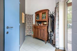 <p><strong>INDELING</strong><br /><br /><strong>GELIJKVLOERS</strong><br />Inkomhal met vestiariehoek. Toiletruimte met wastafel.<br />Badkamer voorzien van ligbad, douche en wastafel.<br />Woonkamer met houtkachel en bureelruimte.<br />Keuken voorzien van vitro keramische kookplaat, afzuigkap, oven en koelkast.<br />Berging/wasplaats met ingemaakte kasten, aansluiting voor wasmachine/droogkast en toegang naar een compacte kelderberging. <br /><br /><strong>BOVEN</strong><br />Slaapkamer voorzien van ingemaakte dressingkasten.<br />Mezzanine, die perfect kan dienen als slaapkamer/speelkamer. <br /><br /><strong>BUITEN</strong><br />Oprit met volledig omheinde en bosrijke tuin met siervijver.<br /><br /><strong>BIJZONDERHEDEN</strong><br />Houten ramen. Dubbele beglazing. 400-V-aansluiting.<br /><br /><strong>POSITIEVE ASPECTEN<br /></strong>Vergunde vakantiewoning<br />Gelegen aan de rand van het natuurdomein De Liereman<br />Middels plaatsing van een warmtepomp wordt de renovatieverplichting opgeheven<br />Groot potentieel om te verhuren als vakantieverblijf<br /><br /><em>Renovatieverplichting residentiële gebouwen van toepassing.</em></p>