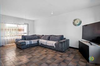 <p><span>Ontdek deze bel-etagewoning in Diegem, rustig gelegen nabij het station, openbaar vervoer en belangrijke invalswegen. Deze woning biedt een uitstekende basis voor wie op zoek is naar een eigendom die volledig naar eigen smaak kan worden opgefrist en ingericht.</span></p><p><span>Via de inkomhal op het gelijkvloers bereikt u de eerste verdieping, waar zich de lichtrijke leefruimte en de aparte keuken bevinden. Zowel de leefruimte als de keuken kijken uit op de aangename tuin. Via het verhoogde terras heeft u toegang tot de tuin, waar u in alle rust kan genieten van het buitenleven.</span></p><p><span>Op de tweede verdieping bevinden zich twee volwaardige slaapkamers, een bureauruimte en een badkamer. De zolderverdieping biedt met haar 18,5 m² extra mogelijkheden als bergzolder of hobbyruimte indien u een vaste trap plaatst.</span></p><p><span>Het gelijkvloers beschikt bovendien over een praktische wasruimte, een apart toilet en een ruime garage van 23,5 m².</span></p><p><span>Dankzij de rustige ligging, de praktische indeling, de tuin en de ruime garage vormt deze woning een interessante opportuniteit voor gezinnen, starters of investeerders die op zoek zijn naar een woning met potentieel. Met de nodige opfrissings- en moderniseringswerken maakt u van deze woning een comfortabele thuis die volledig aansluit bij uw eigen woonwensen.</span></p><p><span>Plan vandaag nog uw bezoek en ontdek zelf de mogelijkheden van deze eigendom</span></p><p><span> </span></p>