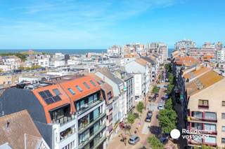 Ontdek dit aangename 2-slaapkamerappartement in het centrum van Wenduine, op wandelafstand van winkels, horeca, het strand en de zeedijk. Bij het binnenkomen wordt u verwelkomd in de inkomhal die toegang geeft tot de verschillende ruimtes van het appartement. <br /><br />De lichtrijke woonkamer vormt het hart van de woning en biedt een gezellige leefruimte met grote ramen die zorgen voor een aangename natuurlijke lichtinval. Aansluitend bevindt zich de volledig ingerichte keuken, voorzien van alle nodige toestellen voor dagelijks comfort.<br />Het appartement beschikt verder over twee slaapkamers, een badkamer uitgerust met een dubbel lavabomeubel en ligbad met douchevoorziening, een afzonderlijk toilet en een praktische berging met aansluiting voor een wasmachine. <br /><br />Een absolute troef van deze eigendom is zonder twijfel het ruime en zonnige terras van 17,54 m². <br /><br />Gebouwd in 1991 en voorzien van elektrische verwarming, biedt dit appartement een uitstekende opportuniteit voor wie op zoek is naar een vaste woonplaats, een tweede verblijf aan de kust of een interessante investering. Een verzorgde eigendom met een uitstekende ligging en een heerlijk terras, ideaal voor wie wil genieten van het leven aan zee in het charmante Wenduine.<br /><br />EPC: 281 kWh/m² - Label C