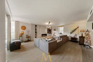 Dit kwalitatief afgewerkte hoekappartement met tuin en overdekt terras combineert comfort, licht en een uiterst centrale ligging.Via de inkomhal met...