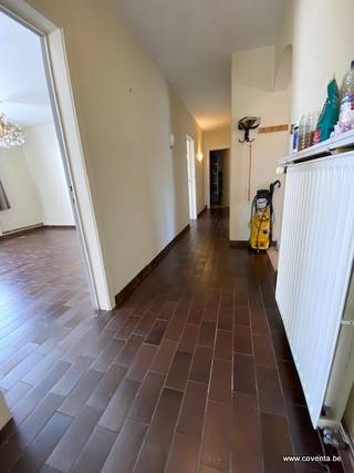 Ruim appartement met garage in rustige woonwijk te huur te Roeselare<br />Dit appartement is gelegen op het gelijkvloers en bestaat uit: ruime inkom met ingemaakte kasten, toilet, badkamer, berging, 3 slaapkamers, woonkamer, ruime keuken. <br />Achteraan de Residentie is er een gemeenschappelijke tuin en een afzonderlijke garage. <br /><br />Troeven?<br />-Veel lichtinval<br />-Rustig en mooi gelegen in villawijk <br />-Ruim appartement (133m2)<br />-Gemeenschappelijke tuin<br />-Beschikbaar vanaf 15 september <br /><br />EPC label C<br /> 