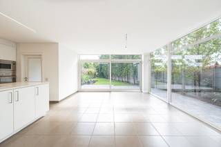 - Schrijf je in voor het bezoekmoment op 03/10 via onze website:<br />https://benjaminverkoopt.be/panden/instapklare-lichtrijke_woning_met_3_slaapkamers-zonnige_tuin_en_2_garages_in_ledegem-1/<br />- Ideale ligging in Ledegem: Rollegemstraat 78 (aan de overkant komt een parkje)<br />- Instapklare, lichtrijke woning<br />- 20 zonnepanelen (4.7 kWp) met groenestroomcertificaten tot 2031<br />- Gratis sanitair warm water dankzij zonnecollectoren (300 l)<br />- Vloerverwarming op het gelijkvloers via lucht/water-warmtepomp<br />- Vernieuwde keuken met eiland<br />- Veel opbergruimte<br />- 3 volwaardige slaapkamers<br />- Ruime zolder met vaste trap<br />- 2 garages<br />- Zonnige, verzorgde tuin met vijvertje<br />- Uitstekend EPC: 109 kWh/m²/jaar, label B (UC: 3956540)<br />- Conforme elektriciteit<br />- Richtprijs: € 325.000