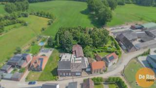 <p>ST-LIEVENS-ESSE – Deze ruime en karaktervolle burgerwoning kan u vinden op een unieke locatie in het landelijke Sint-Lievens-Esse. Deze woning, waar voorheen een bakkerij was gevestigd, biedt u naast een ruime bewoonbare oppervlakte ook heel wat opslagruimte. Met zijn achterliggende ateliers, welke in totaal meer dan 450m² omvatten, zal u hier als zelfstandige geen gebrek hebben aan opslagruimte of werkruimte.<br /><br />Naar woning zelf, beschikt deze op het gelijkvloers over een ruime woonkamer, een extra zitruimte, een keuken, een badkamer, een praktische bergruimte en een grote polyvalente ruimte. Op de eerste verdieping bevinden zich naast de nachthal, 4 slaapkamers en een 1ste ruime zolder. Daarnaast beschikt de woning nog over een vaste trap naar de 2de stapelzolder. Daarnaast is de woning, die zeker wel nood heeft aan een grondige opfrissing, gelegen op zeer mooi perceel met een oppervlakte van 29a 20ca. Dit perceel welke deels bestaat uit een klein bos en een leuke aanpalende tuinzone geeft u tevens een idyllisch zicht op de achterliggende velden.<br /><br />Daarnaast biedt deze woning tal van mogelijkheden zoals een kangoeroewoning, een woning met kantoorruimte, een bed &amp; breakfast, plattelandstoerisme of een herinrichting als bakkerij, enzovoort.<br /><br />In de directe omgeving bevinden zich invalswegen, scholen, buurtwinkels en openbaar vervoer.<br /><br />Kortom bent u op zoek naar een ruime karaktervolle woning met opslagruimte, gelegen op een rustige locatie omgeven door het groen, met heel wat potentieel en mogelijkheden, aarzel dan niet en maak snel uw afspraak! Voor meer info of bezoek 053/60.65.60.</p>