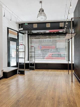 Située dans l'hypercentre de Huy, cette surface à louer offre de nombreuses possibilités d'exploitation. Elle se compose d'une surface commerciale...