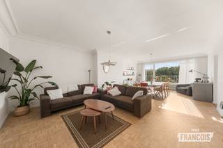 Dit prachtig gerenoveerde en instapklare appartement bevindt zich op een uitstekende locatie in Sint-Michiels, Brugge, op wandelafstand van zowel het station als het historische stadscentrum. Gelegen op de vierde verdieping geniet u bovendien van een vrij en groen uitzicht, wat zorgt voor een aangename, rustige en lichtrijke woonomgeving.<br /><br />Bij het binnenkomen wordt u verwelkomd in een ruime inkomhal met gastentoilet. Van hieruit komt u in de gezellige woonkamer, waar grote raampartijen zorgen voor een overvloed aan natuurlijk licht. De prachtige parketvloer draagt bij aan de warme en stijlvolle uitstraling van de leefruimte. Aansluitend bevindt zich de volledig ingerichte keuken.<br /><br />Verder beschikt het appartement over een stijlvolle vernieuwde badkamer, een ruime masterbedroom met praktische ingemaakte kasten en een volwaardige tweede slaapkamer.<br /><br />Als extra troeven beschikt het appartement over een private kelderberging, een lift en een fietsenstalling.<br /><br />Interesse? Neem dan nu contact op met Kenjiro via 0495 64 69 95 of waeles@immofrancois.be!<br /><br />
