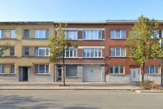 <h3>Opbrengsteigendom met 4 appartementen en Magazijn</h3>
<p>Interessante <strong>opbrengsteigendom met renovatie- en optimalisatiepotentieel</strong> aan de Heirmanstraat in Merksem. Het gebouw omvat <strong>4 appartementen van elk ca. 59 m²</strong> en een ruime gelijkvloerse garage/werkplaats. Een interessante opportuniteit voor investeerders die op zoek zijn naar bestaand huurrendement gecombineerd met mogelijkheden om het vastgoed verder te optimaliseren.</p>
<p>De appartementen zijn functioneel ingedeeld en beschikken telkens over één slaapkamer. De huidige afwerking varieert en het gebouw biedt mogelijkheden voor verdere opfrissing en energetische renovatie. De individuele EPC-labels bedragen <strong>B, C, F en F</strong>.<br /><br />DOWNLOAD DE PLANNEN OP ONZE WEBSITE<br /><br /></p>
<h3>Indeling</h3>
<p><strong>Gelijkvloers</strong></p>
<ul>
<li>Gemeenschappelijke inkom en traphal</li>
<li>Zeer ruime magazijn/werkplaats ± 280m²</li>
<li>Praktische opslagmogelijkheden</li>
</ul>
<p><strong>Eerste verdieping</strong></p>
<ul>
<li>2 appartementen van elk ca. 59 m²</li>
<li>Living</li>
<li>Keuken/eetruimte</li>
<li>1 slaapkamer</li>
<li>Badkamer</li>
<li>Apart toilet</li>
</ul>
<p><strong>Tweede verdieping</strong></p>
<ul>
<li>2 appartementen van elk ca. 59 m²</li>
<li>Living</li>
<li>Keuken/eetruimte</li>
<li>1 slaapkamer</li>
<li>Badkamer</li>
<li>Apart toilet</li>
</ul>
<br />
<h3>Huuropbrengsten</h3>
<p>De oorspronkelijke basishuurprijzen bedragen:</p>
<ul>
<li>Appartement 1: € 550/maand</li>
<li>Appartement 2: € 475/maand</li>
<li>Appartement 3 + grote magazijn/werkplaats: € 1.012/maand</li>
<li>Appartement 4: € 545/maand</li>
<li><strong>Totale oorspronkelijke basishuur: € 2.582/maand</strong></li>
<li><strong>Totale oorspronkelijke basishuur: € 30.984/jaar</strong></li>
</ul>
<p>De aangeleverde huurdossiers tonen dat er nadien indexeringen werden toegepast. Zo vermeldt het dossier voor de tweede verdieping links een geïndexeerde huurprijs van € 1.242,42 en een afzonderlijk bedrag voor een standplaats.<br /><br /></p>
<p>Bovenstaande opbrengstberekening is bewust gebaseerd op de door de verkoper opgegeven oorspronkelijke basishuurprijzen en niet op een berekening van de actuele geïndexeerde huurinkomsten.</p>
<h3>Pluspunten</h3>
<ul>
<li>Opbrengsteigendom met 4 appartementen</li>
<li>4 wooneenheden van elk ca. 59 m²</li>
<li>Grote gelijkvloerse magazijn/werkplaats ±280m²</li>
<li>Bestaande huurinkomsten</li>
<li>Renovatie- en optimalisatiepotentieel</li>
</ul>
<p>Een Interessante investering voor wie bestaande huurinkomsten wil combineren met de mogelijkheid om het gebouw stapsgewijs op te frissen en energetisch te verbeteren.</p>
<p><strong>Interesse in deze opbrengsteigendom? Contacteer Immo Point op 03 535 12 75 voor meer informatie of een bezoek.<br /><br /></strong></p>
<p><strong>BEWOONBARE OPPERVLAKTE:</strong> De vermelde “bewoonbare oppervlakte” is gebaseerd op de “bruikbare vloeroppervlakte” zoals vermeld in het EPC.</p>
<p><strong>RENOVATIEPLICHT:</strong> De appartementen met energielabel F vallen onder de renovatieplicht. Gebouwen met energielabel E of F moeten binnen de 6 jaar energetisch gerenoveerd worden tot minstens label D.</p>
<p><strong> </strong></p>