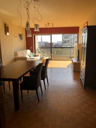 Ruim, lichtrijk appartement van 105 m2 op de 6e verdieping in Residentie met lift. <br />Te koop rechtstreeks van eigenaar = geen ingecalculeerde immokosten ! <br />Inkomhal met gepantserde deur en intercom met camera, alle ramen dubbele beglazing met elektrische rolluiken ,grote living met veel lichtinval door schuiframen naar terras ,volledig ingerichte keuken (schuifraam naar klein terras) gerenoveerd 2022 met afwasmachine, ingebouwde oven en microgolf,inductiekookplaat en afzuigkap,kurken vloer,aparte voorraadruimte met plaats voor was-en droogmachine, toilet met lavabo, badkamer (toilet,bad, douche,lavabo), 2 ruime slaapkamers,gang met ingemaakte kast ,2 ruime kelders .<br />Ondergrondse parkeerplaats mogelijk( te huur) <br />Asbestattest comform <br />EPC score c<br />Elektrische keuring conform Gemeenschappelijke kosten ca €200/maand incl. waterverbruik,chauffage,onderhoud lift, poetsvrouw gemeenschappelijke delen, syndicus,blokpolis. <br />Zeer centraal gelegen, vlakbij tramhalte( 5 meter) , vlakbij Rooseveltplaats( busverbindingen) en centraal station( wandelafstand 15 min) en winkelstraat Meir ( 10 minuten wandelafstand).<br />,kleinhandel zoals bakker,supermarkt, slager,apotheek, krantenwinkel,kapper,restaurants,coffeeshop,wekelijkse markt en alles wat je verder nodig hebt is op loopafstand.<br />Ook zeer geschikt als investering ! ( gemeubileerd voor vb expats : huurprijs min 1.600 per maand ) <br /><br />Instapklaar appartement van 105 m2 ! <br />Toplocatie! <br />Koop rechtstreeks van eigenaar<br />2 ruime slaapkamers <br />2 terrassen<br />2 kelders<br />Ingerichte keuken<br />Autostaanplaats( te huur)<br />Elektrisch keuring en asbestattest comform<br />EPC C