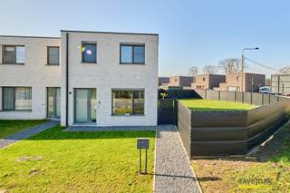 Deze gezellige nieuwbouwwoning is een ideale gezinswoning. Op de gelijkvloerse verdieping vinden we een gezellige open leefruimte en berging terug...