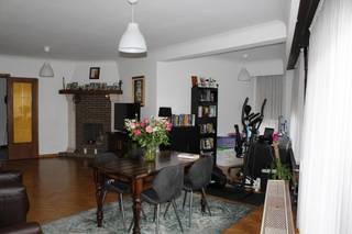<p>Dit appartement is gelegen op de eerste verdieping van een charmant gebouw aan de Gemeentestraat in Nijlen. De ruimte biedt een uitnodigende leefomgeving waarin comfort en functionaliteit centraal staan. U zult genieten van de fijne indeling, die onder andere een lichte woonkamer, een moderne keuken en twee comfortabele slaapkamers omvat. Een goed ingerichte badkamer en een apart toilet maken dit appartement tot een ideale plek.</p>
<p>Naast de aantrekkelijke indeling beschikt dit appartement ook over praktische extra's, zoals een garage (mits bijbetaling van € 50/maand), wat het dagelijkse leven nog gemakkelijker maakt en een lift alsook zijn alle ramen voorzien van rolluiken. De centrale ligging in Nijlen zorgt ervoor dat u alle nodige voorzieningen binnen handbereik heeft. Met al deze kenmerken is dit appartement een uitstekende keuze voor wie op zoek is naar een instapklaar appartement in de regio. Het appartement is beschikbaar vanaf 01/09/2026. De maandelijkse kosten voor de gemeenschap bedragen € 40.<br /><br />Voor meer informatie en/of het maken van een afspraak: patrik@ampvastgoed.be en/of 0465/00.40.45 en 0465/00.40.44</p>