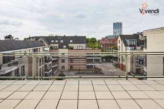 Op een rustige locatie nabij het centrum bevindt zich deze riante en luxueus afgewerkte penthouse van ca. 185 m².Het appartement is bereikbaar via...
