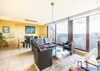 <strong>Sint-Idesbald, Residentie Golfslag, lichtrijk en zeer ruim penthouse (118m²) met 2 zonnige terrassen, 5e verdieping met lift. </strong><br /><br />Bestaande uit: inkomhall, lichtrijke en ruime woonkamer met toegang tot het zonnige terras met mooi uitzicht, open en volledig ingerichte keuken voorzien van alle toestellen en aansluitende berging (met aansluiting voor wasmachine en droogkast), 3 slaapkamers waarvan één met toegang tot het tweede terras, badkamer met ligbad, douche en dubbele wastafel in meubel, afzonderlijk toilet en 3 bergingen op de terrassen. Beide terrassen hebben een totale oppervlakte van 20m² en bieden een prachtig zicht op de omgeving! Het appartement is voorzien van individuele centrale verwarming op aardgas en gemeenschappelijke fietsenberging in de residentie.<br /><br />Verplicht aankopen van een ruime garage in de residentie aan €50.000.<br /><br /><strong>Het penthouse is in goede staat en is gelegen in het commerciële centrum op enkele stappen van zee.</strong>