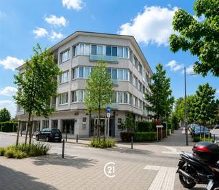 Ontdek dit aangename en instapklare appartement van 75 m², gelegen op de derde verdieping van een verzorgd appartementsgebouw in Jette. Doe een bod vanaf 195.000 euro.Dankzij de praktische indeling en de uitstekende ligging vormt dit appartement de ideale woonst voor starters, koppels, kleine gezinnen of investeerders.Het appartement beschikt over een lichtrijke leefruimte, een ingerichte keuken, twee volwaardige slaapkamers, 2 aangename balkons waar u in alle rust van een kopje koffie of de avondzon kunt genieten en een privatieve kelder die extra bergruimte biedt. De elektrische installatie, van het appartement, is conform en heeft een EPC-score G . De ligging is een absolute troef. Gelegen in een rustige en residentiële buurt van Jette, bevindt u zich op korte afstand van winkels, scholen, openbaar vervoer, het UZ Brussel en diverse parken. Ook de belangrijkste invalswegen richting Brussel en de Ring zijn vlot bereikbaar, waardoor u geniet van een uitstekende bereikbaarheid zonder in te boeten aan woonkwaliteit. De maandelijkse provisie omvat onder meer de kosten voor centrale verwarming, warm water, het onderhoud en poetsen van de gemeenschappelijke delen, de lift en de overige gemeenschappelijke kosten van het gebouw. Bent u op zoek naar een verzorgd appartement op een gunstige locatie, met alle nodige comfort? Dan is dit appartement beslist een bezoek waard. Neem gerust contact met ons op voor meer informatie of om een bezichtiging in te plannen.