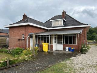 Rustig gelegen te renoveren woning met 3 slpks op 7a 14 ca. Op het gelijkvloers vinden we: keuken, badkamer, living, eetkamer, veranda, slaapkamer...