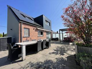 Aan de Steenberg in Hasselt vindt u deze halfopen bebouwing met tal van mogelijkheden. Het gelijkvloers met een oppervlakte van 178m2 is...