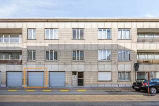 Bent u op zoek naar een veilige parkeerplaats of een interessante investering? Dan is deze afgesloten garage in de Koning Leopold III-straat 23 te Merchtem een uitstekende opportuniteit. De garage is voorzien van een praktische sectionaalpoort en is vlot toegankelijk, waardoor in- en uitrijden bijzonder comfortabel verloopt. Dankzij de centrale ligging, op korte afstand van het centrum van Merchtem, geniet u van een uitstekende bereikbaarheid en blijft de vraag naar parkeer- en garageplaatsen in de omgeving groot. Ideaal voor eigen gebruik, als veilige opslagruimte of als rendabele investering met verhuurpotentieel. Een interessante kans voor wie op zoek is naar een zorgeloze investering op een gegeerde locatie
meer info: Michael@immoaccenta.be