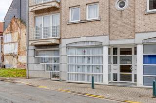 <p><strong>Diest: gelijkvloers appartement te koop met 2 slaapkamers in het centrum</strong></p>

<p>Dit appartement is uitstekend gelegen in het centrum van Diest, op wandelafstand van winkels, scholen, supermarkten en openbaar vervoer. Ook het treinstation bevindt zich vlakbij en een nabijgelegen park zorgt voor een aangename groene toets. Dankzij de vlotte verbinding naar de autostrade geniet u bovendien van een uitstekende bereikbaarheid.</p>

<p>Het appartement bevindt zich op het gelijkvloers en verkeert in goede staat. Momenteel is het verhuurd, waardoor het een interessante opportuniteit vormt voor investeerders die op zoek zijn naar een onmiddellijk rendement.</p>

<p><strong>Indeling:</strong></p>

<ul><li><strong>Gelijkvloers:</strong> inkomhal, lichtrijke woonkamer met open keuken, hal, berging, apart toilet, badkamer en twee ruime slaapkamers</li></ul>

<p><strong>Troeven:</strong></p>

<ul><li>Centrale ligging in het hart van Diest</li><li>Momenteel verhuurd – onmiddellijk huurrendement</li><li>Instapklaar en goed onderhouden</li></ul>

<p>Bent u op zoek naar een zorgeloze investering of een appartement op een toplocatie? Ontdek deze opportuniteit in Diest en plan vandaag nog uw bezoek.<br /><br /><strong>JOUW DROOMAPPARTEMENT. ZO GEVONDEN!</strong></p>